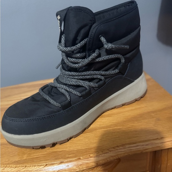 Columbia Women’s Black and Gray Rain/Snow Boots - Picture 2 of 4